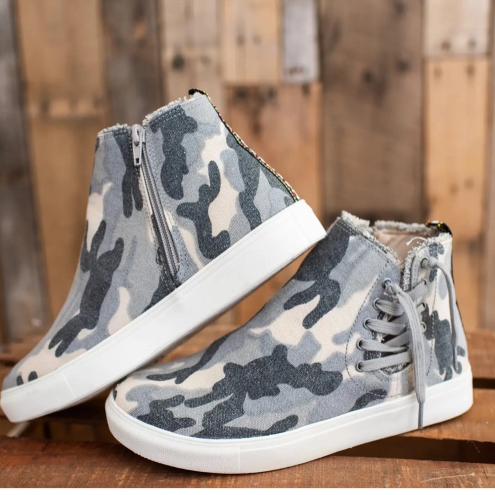 NWOT VERY G FLASHY CAMO SNEAKERS 👠